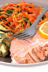 Pavé de saumon au citron et ses légumes en lamelles