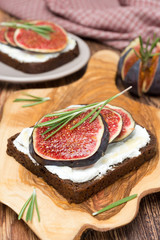 bread with goat cheese, figs, honey and rosemary