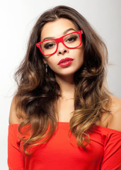 Hübsche Frau mit roter Brille