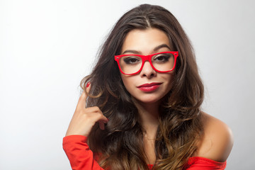 Hübsche Frau mit roter Brille