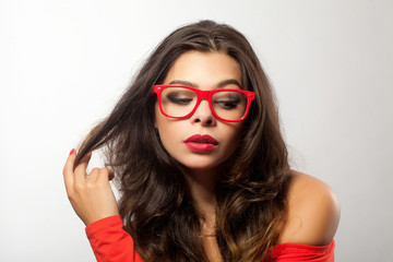 Hübsche Frau mit roter Brille
