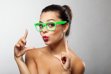 Frau mit grüner Nerdbrille