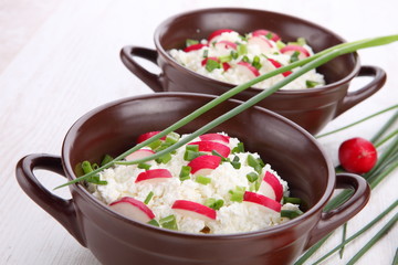 Cottage cheese with radish and chives