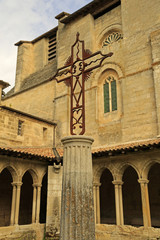 Fototapeta premium Kreuz im Innenhof der Kollegiatskirche Saint-Emilion