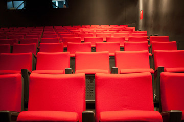 Obraz premium czerwone siedzenia teatralne
