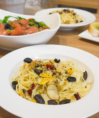 Spaghetti with fresh clams, garlic and olives