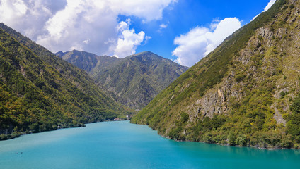 Fototapeta na wymiar colorful lake before mountain