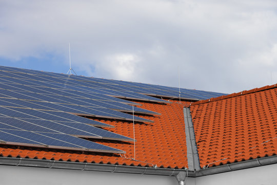 Dach mit Solarzellen 