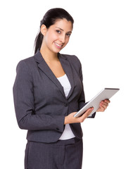 Businesswoman use of tablet