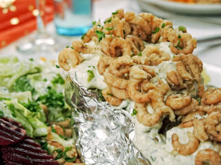 Krabben auf frischer Ofenkartoffel