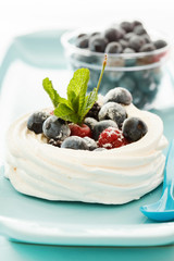 Meringue Pavlova with air cream and fresh berry