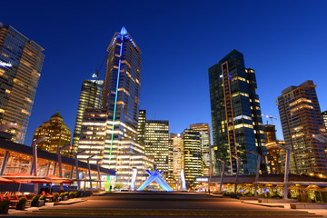 Obraz premium Dzielnica finansowa miasta Vancouver nocą, Vancouver, BC