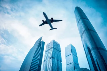 Foto op Plexiglas vliegtuig met modern gebouw © chungking