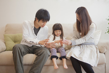 ソファーに座る家族