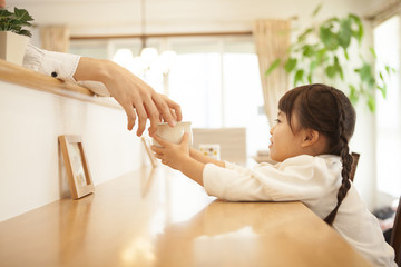 Fototapeta premium マグカップをもらう女の子