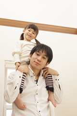 父親に肩車してもらう女の子