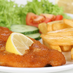 Paniertes Wiener Schnitzel Gericht mit Pommes auf Teller