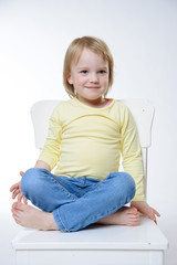 L&auml;chelndes M&auml;dchen auf einem Stuhl