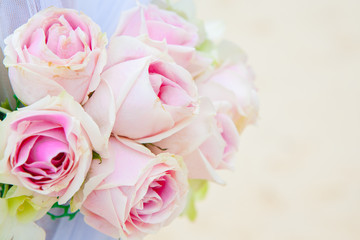 Obraz na płótnie Canvas Floral arrangement at a wedding ceremony on the beach.
