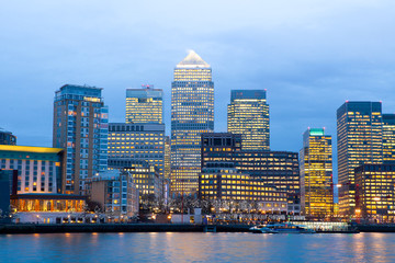 Naklejka premium Windows of Skyscraper Business Office, budynek korporacyjny w Lon