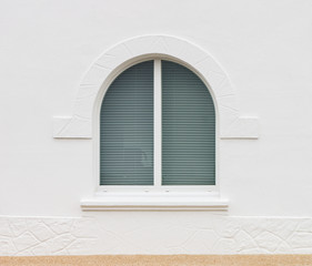 Weißes PVC Bogenfenster mit Innenjalousie