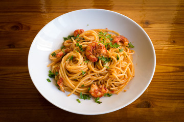 Spaghetti con gamberetti e salsa al pomodoro