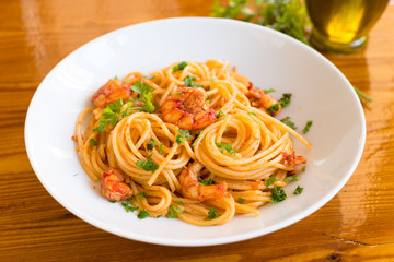 Spaghetti con gamberetti e salsa al pomodoro