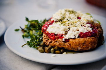 Kretischer Dakos-Salat - Cretan Dakos Salad
