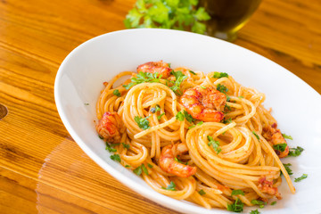 Spaghetti con gamberetti e salsa al pomodoro
