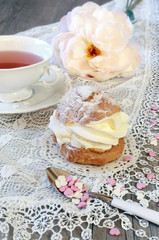 Valentine's Day: Romantic tea drinking with pastry chantilly cre