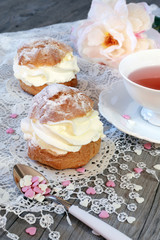 Valentine's Day: Romantic tea drinking with pastry chantilly cre