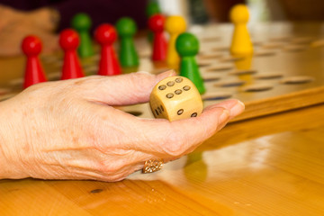 Altenheim Bewohnerin spielt Mensch ärgere dich nicht