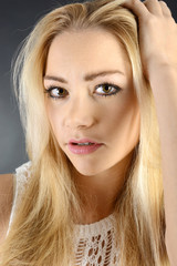 Naklejka premium Hübsche blonde Frau mit langen Haaren