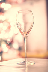 Bicchieri di spumante per un brindisi di Natale