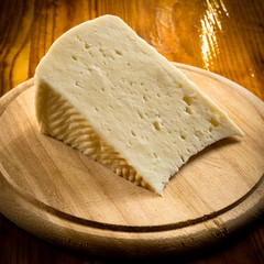 Fetta di pecorino fresco, formaggio sardo