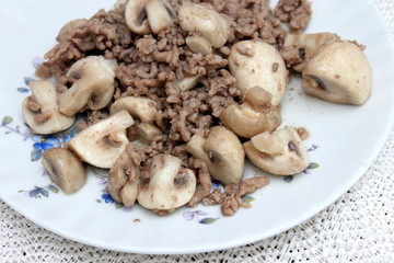 Hackfleisch mit Champignons