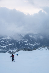 Naklejka na ściany i meble Schneeschuhwandern in den Alpen