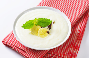 Semolina pudding with banana
