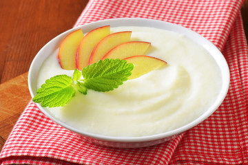 Semolina pudding with fresh apple