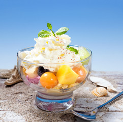 kleiner Eisbecher mit tropischen Früchten