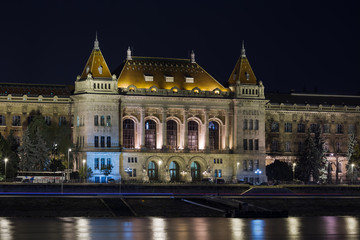 Fototapeta na wymiar University at night in Budapest