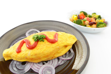 美味しそうなオムライスとサラダ