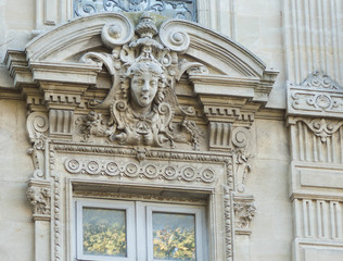 Façade d'immeuble gravée
