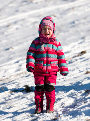 Fototapeta na wymiar Portrait de petite fille mignonne en hiver.