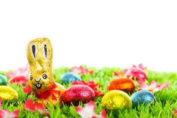 Ostern: Schokohase auf Wiese - Platz für Text