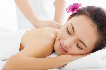 Obraz na płótnie Canvas young woman in spa salon getting massage