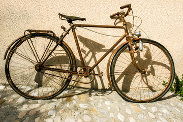 Fototapeta na wymiar Vieux vélo rouillé