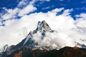 Deurstickers Machapuchare berg over wolken, Nepal © Zzvet