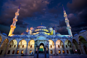 Fototapeta na wymiar Blue Mosque ( Sultanahmet Camii ) at dusk, Istanbul, Turkey