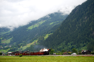 Obraz premium Zillertalbahn in den Alpen - Österreich